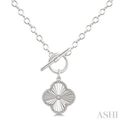 1/10 Ctw Clover Fluted Toggle Round Cut Diamond Fashion Necklace in Sterling Silver
