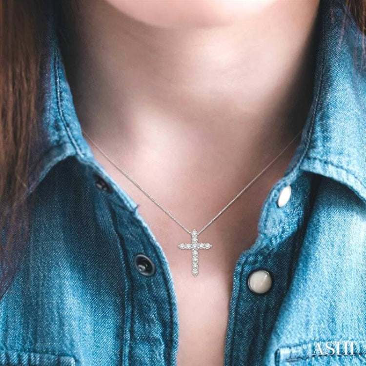 1/2 Ctw Round Cut Diamond Cross Pendant in 14K White Gold with Chain