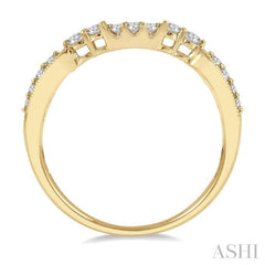 1/5 Ctw Curved Center Round Cut Diamond Wedding Band in 14K Yellow Gold