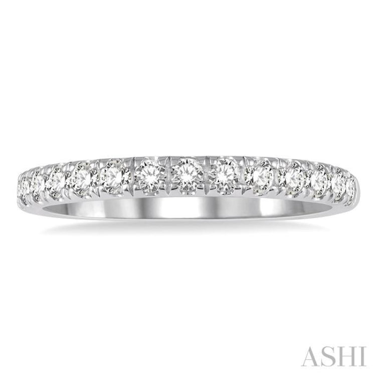 1/2 Ctw Round Cut Diamond Wedding Band in 14K White Gold