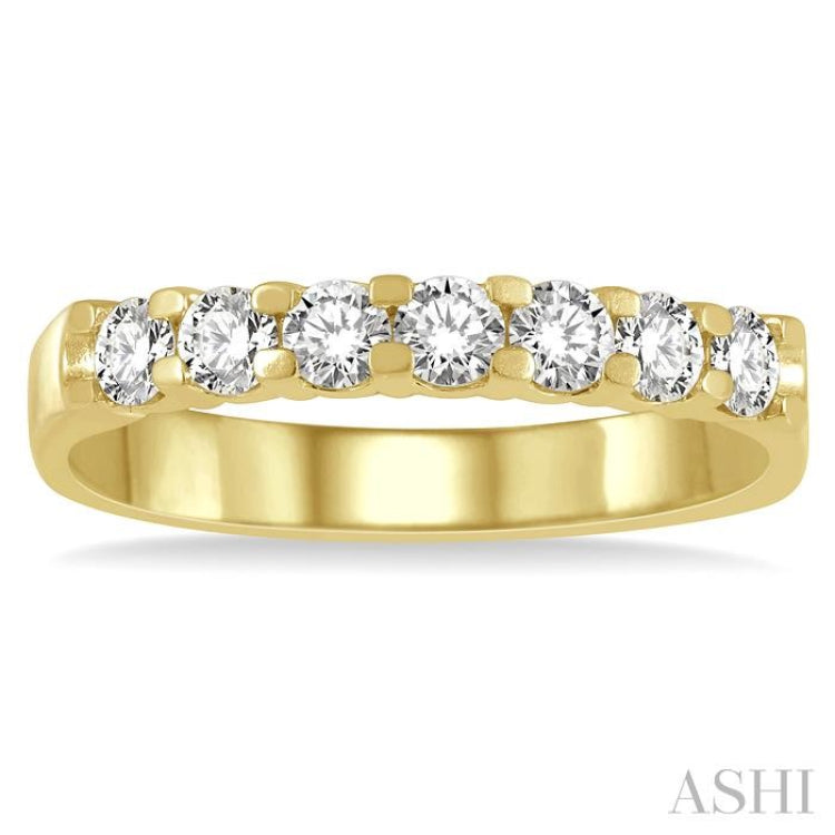 3/4 ctw 7 Stone Round Cut Diamond Wedding Band in 14K Yellow Gold