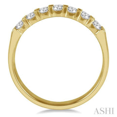 3/4 ctw 7 Stone Round Cut Diamond Wedding Band in 14K Yellow Gold