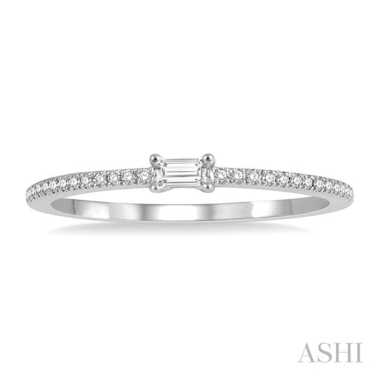 1/6 Ctw Baguette Center Round Cut Diamond Stack Band in 14K White Gold