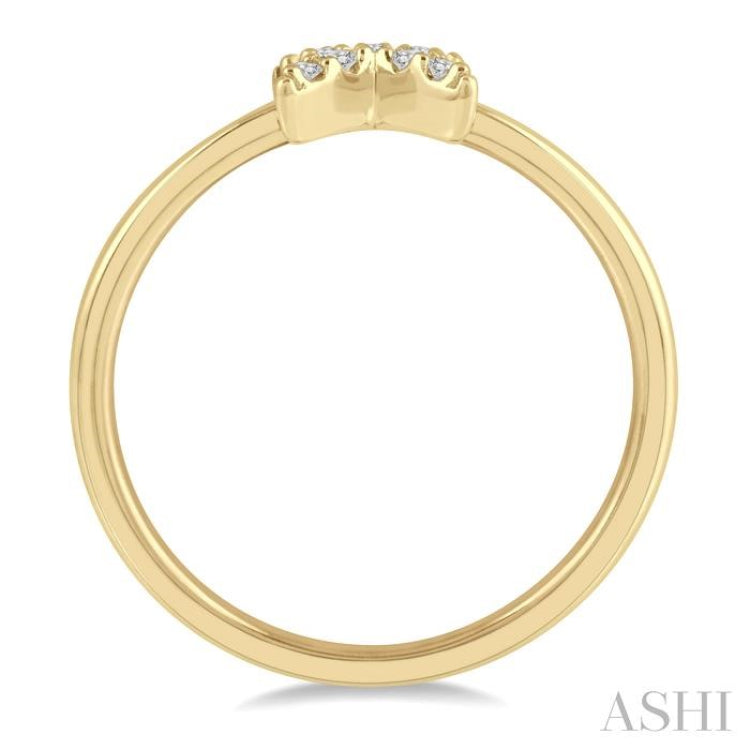 1/10 Ctw Floral Round Cut Diamond Petite Fashion Ring in 10K Yellow Gold