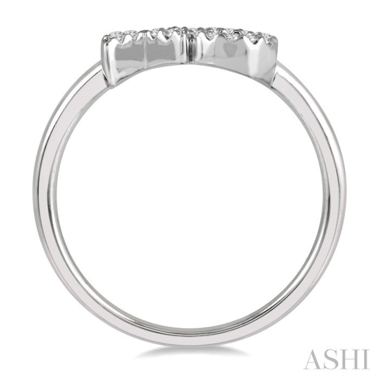 1/6 Ctw 'XO' Hugs and Kisses Round Cut Diamond Petite Fashion Ring in 14K White Gold