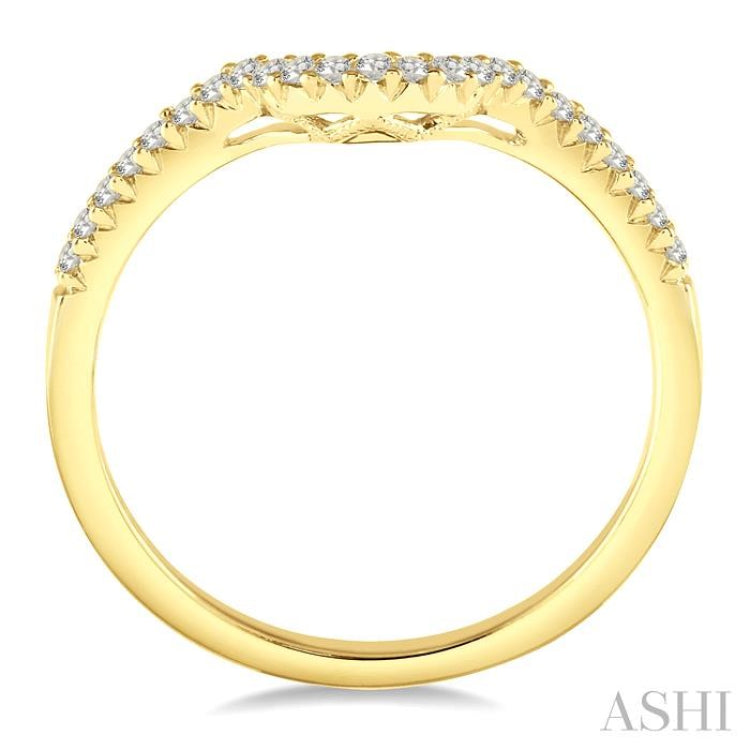 1/6 Ctw Round Diamond Curverd Wedding Band in 14K Yellow Gold