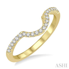 1/4 Ctw Curve Center Round Cut Diamond Wedding Band in 14K Yellow Gold