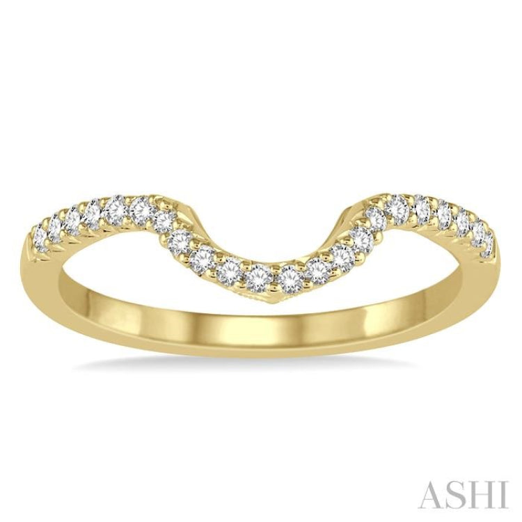 1/4 Ctw Curve Center Round Cut Diamond Wedding Band in 14K Yellow Gold