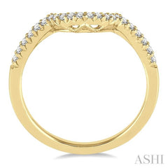 1/4 Ctw Curve Center Round Cut Diamond Wedding Band in 14K Yellow Gold