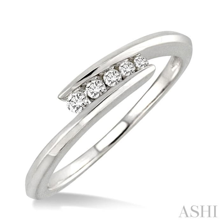 1/10 Ctw Round Cut Diamond Journey Ring in 10K White Gold