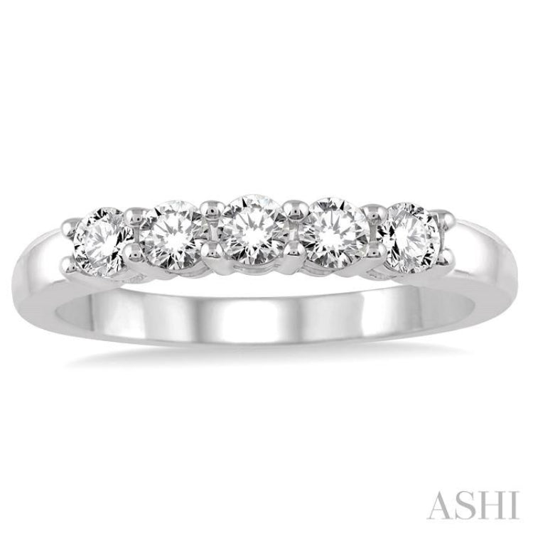 1/2 Ctw Round Cut Diamond Wedding Band in 14K White Gold