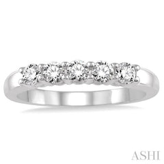 1/2 Ctw Round Cut Diamond Wedding Band in 14K White Gold