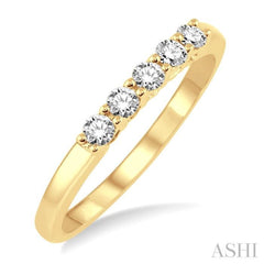 1/4 Ctw Round Cut Diamond Wedding Band in 14K Yellow Gold