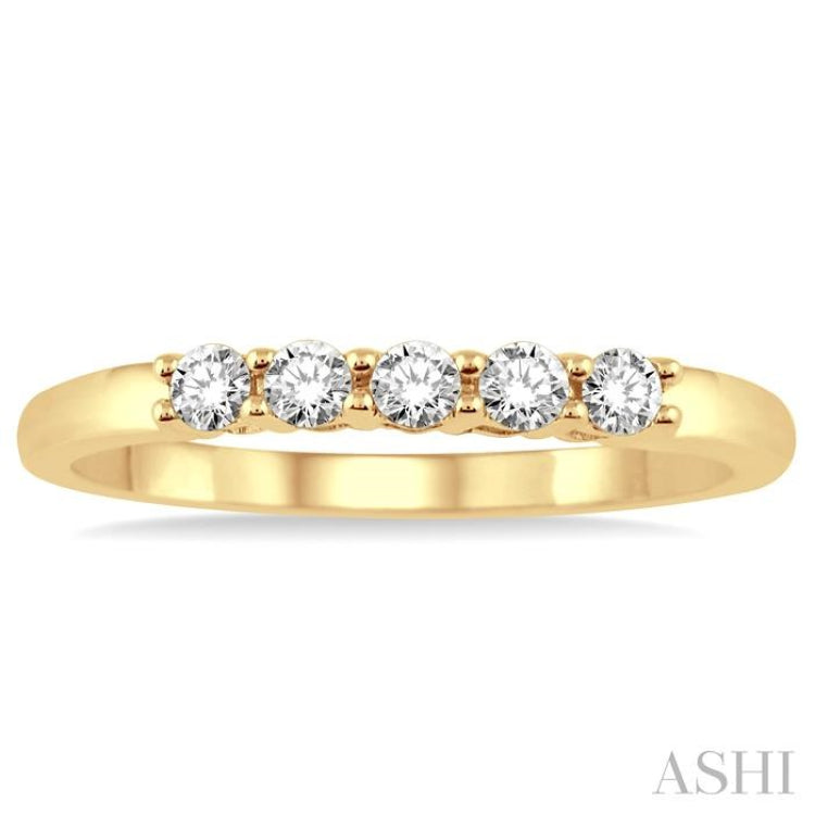 1/4 Ctw Round Cut Diamond Wedding Band in 14K Yellow Gold