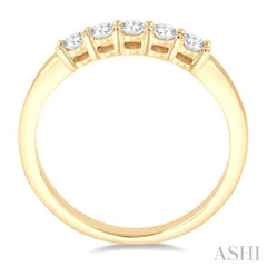 1/4 Ctw Round Cut Diamond Wedding Band in 14K Yellow Gold