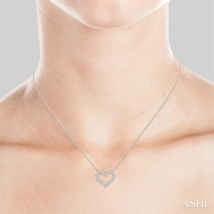 1/2 Ctw Round Cut Diamond Heart Necklace in 14K white Gold