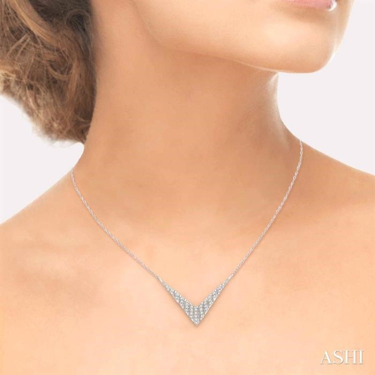 1/6 Ctw Round Cut Diamond Chevron Necklace in 10K White Gold