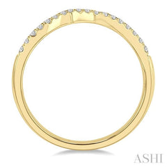 1/6 ctw Arched Chevron Round Cut Diamond Wedding Band in 14K Yellow Gold