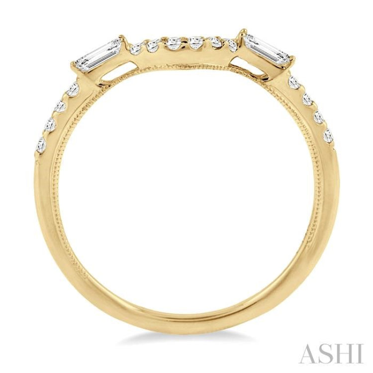 1/4 Ctw Round and Baguette Diamond Wedding Band in 14K Yellow Gold