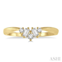 1/5 Ctw Chevron Baguette and Round Cut Diamond Band in 14K Yellow Gold